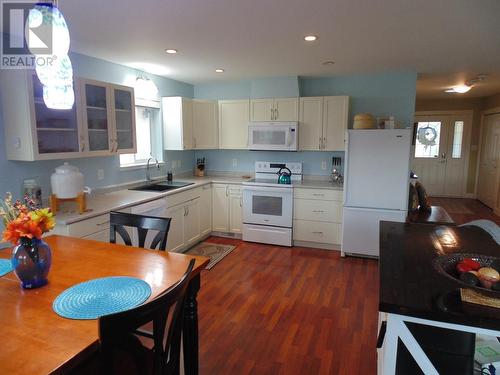 4200 Grandview Drive Unit# 202, Castlegar, BC - Indoor Photo Showing Kitchen