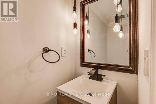 30 Elgin Street N, Cambridge, ON - Indoor Photo Showing Bathroom