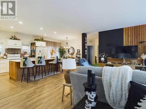 1020 Bullmoose Way, Osoyoos, BC - Indoor Photo Showing Living Room