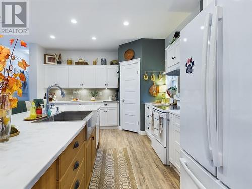 1020 Bullmoose Way, Osoyoos, BC - Indoor Photo Showing Kitchen With Upgraded Kitchen