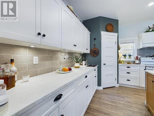 1020 Bullmoose Way, Osoyoos, BC - Indoor Photo Showing Kitchen