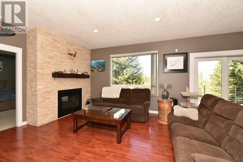 2592 Alpen Paradies Road Unit# #9, Blind Bay, BC - Indoor Photo Showing Living Room With Fireplace