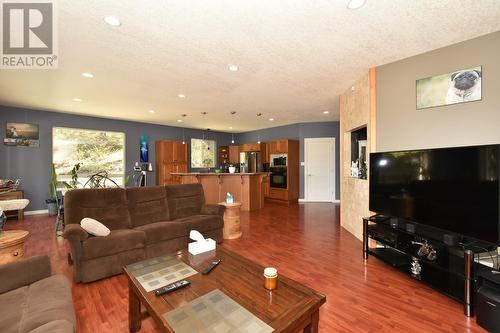 2592 Alpen Paradies Road Unit# #9, Blind Bay, BC - Indoor Photo Showing Living Room