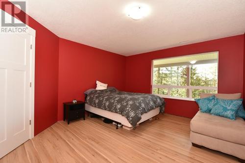 2592 Alpen Paradies Road Unit# #9, Blind Bay, BC - Indoor Photo Showing Bedroom