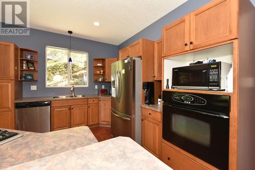 2592 Alpen Paradies Road Unit# #9, Blind Bay, BC - Indoor Photo Showing Kitchen With Double Sink