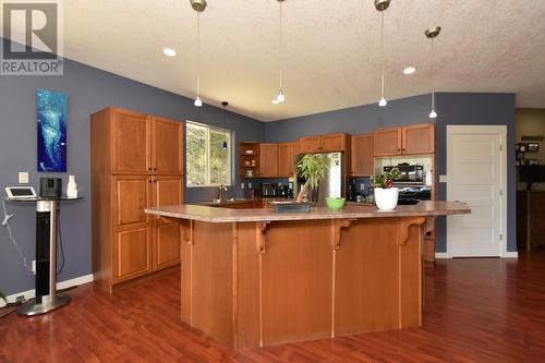 2592 Alpen Paradies Road Unit# #9, Blind Bay, BC - Indoor Photo Showing Kitchen