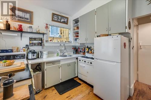 1004 Stanley Street, Nelson, BC - Indoor Photo Showing Kitchen