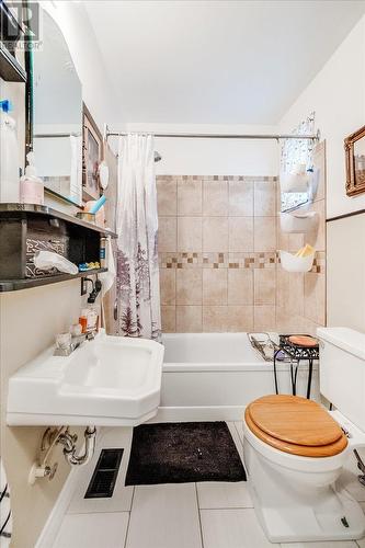 1004 Stanley Street, Nelson, BC - Indoor Photo Showing Bathroom