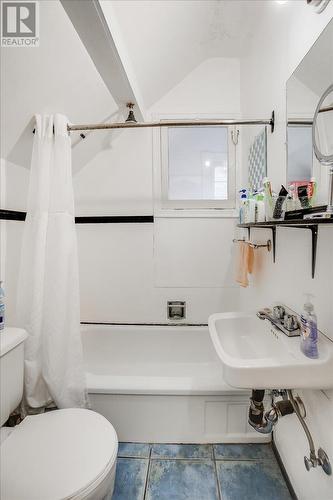 1004 Stanley Street, Nelson, BC - Indoor Photo Showing Bathroom