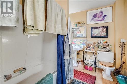 1004 Stanley Street, Nelson, BC - Indoor Photo Showing Bathroom