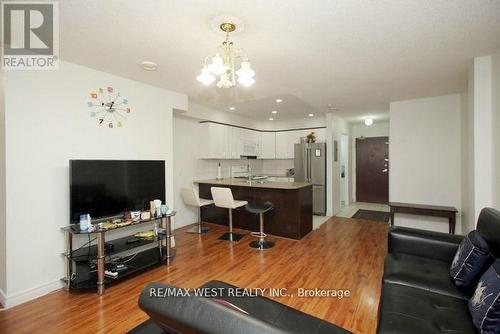 501 - 7405 Goreway Drive, Mississauga, ON - Indoor Photo Showing Living Room