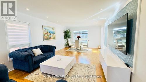 164 Gail Parks Crescent, Newmarket, ON - Indoor Photo Showing Living Room