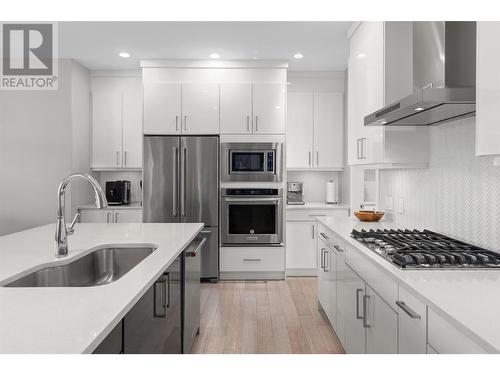 545 Barra Lane, Kelowna, BC - Indoor Photo Showing Kitchen With Upgraded Kitchen