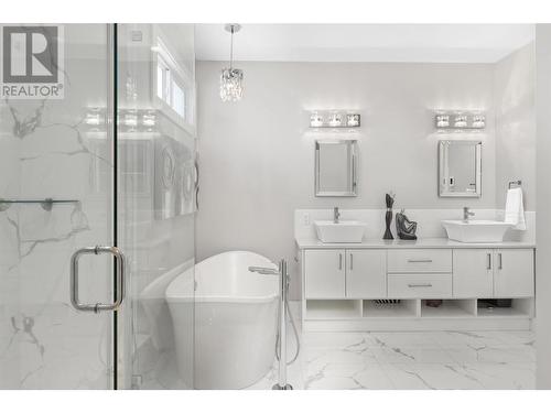 545 Barra Lane, Kelowna, BC - Indoor Photo Showing Bathroom