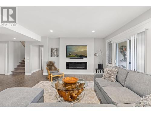 545 Barra Lane, Kelowna, BC - Indoor Photo Showing Living Room