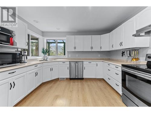 2084 Pinewinds Place, Okanagan Falls, BC - Indoor Photo Showing Kitchen