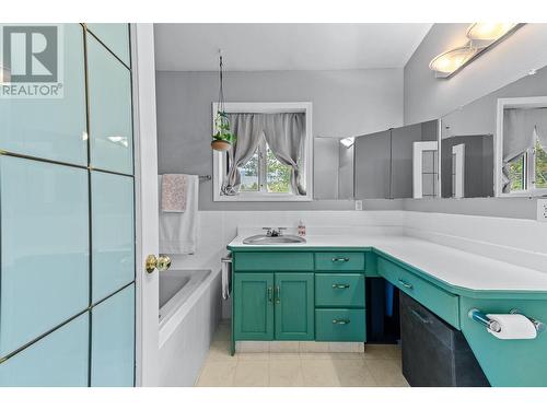 2084 Pinewinds Place, Okanagan Falls, BC - Indoor Photo Showing Bathroom