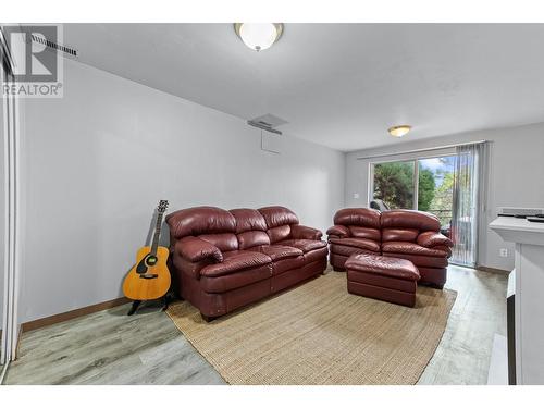 2084 Pinewinds Place, Okanagan Falls, BC - Indoor Photo Showing Living Room