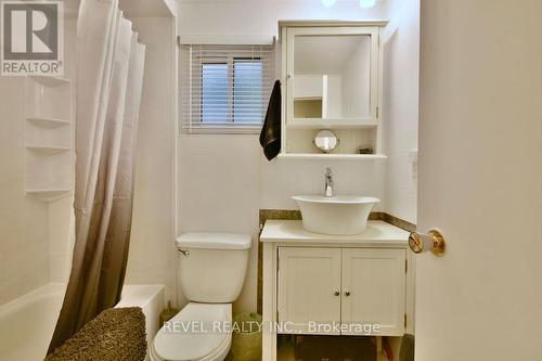 35 Shaw Crescent, Barrie, ON - Indoor Photo Showing Bathroom