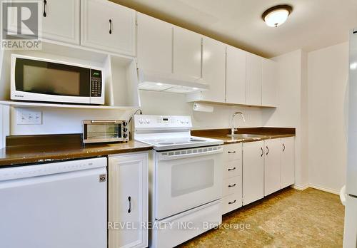 35 Shaw Crescent, Barrie, ON - Indoor Photo Showing Kitchen