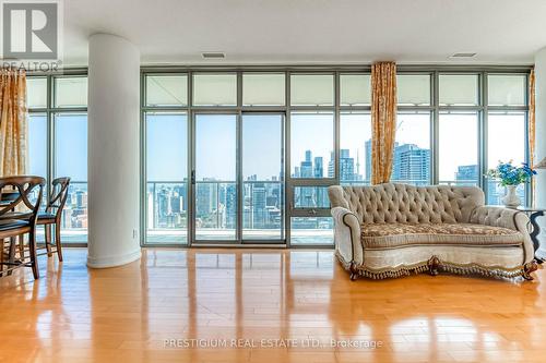 3704 - 33 Charles Street E, Toronto, ON - Indoor Photo Showing Living Room