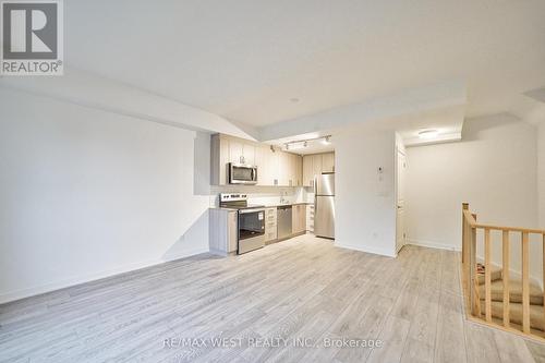 Th11 - 4015 Hickory Drive, Mississauga, ON - Indoor Photo Showing Kitchen