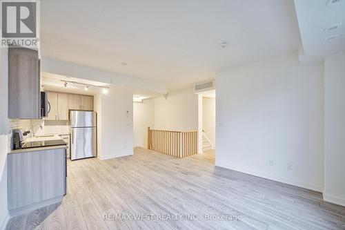 Th11 - 4015 Hickory Drive, Mississauga, ON - Indoor Photo Showing Kitchen