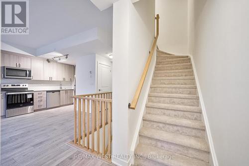 Th11 - 4015 Hickory Drive, Mississauga, ON - Indoor Photo Showing Kitchen