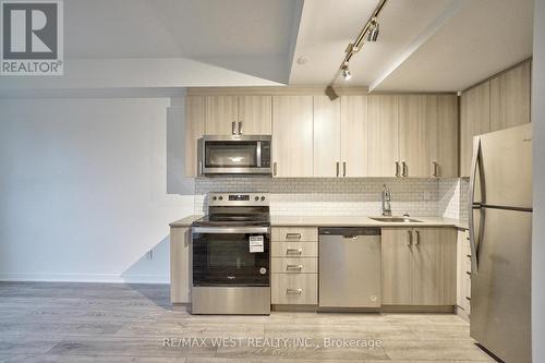 Th11 - 4015 Hickory Drive, Mississauga, ON - Indoor Photo Showing Kitchen