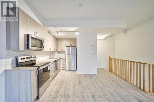 Th11 - 4015 Hickory Drive, Mississauga, ON - Indoor Photo Showing Kitchen