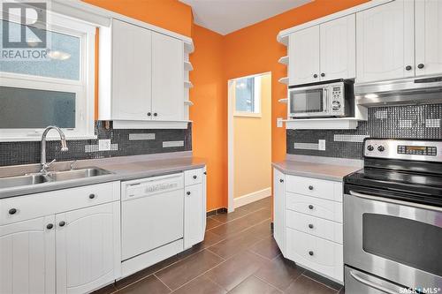 417 H Avenue N, Saskatoon, SK - Indoor Photo Showing Kitchen With Double Sink