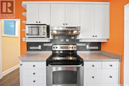 417 H Avenue N, Saskatoon, SK - Indoor Photo Showing Kitchen