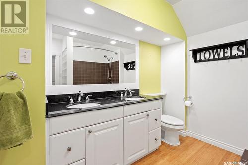 417 H Avenue N, Saskatoon, SK - Indoor Photo Showing Bathroom