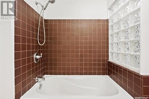 417 H Avenue N, Saskatoon, SK - Indoor Photo Showing Bathroom