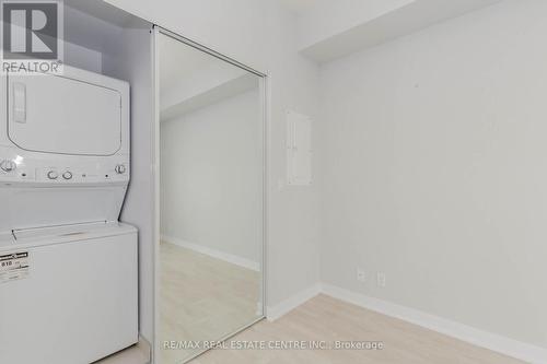 3506 - 2221 Yonge Street, Toronto, ON - Indoor Photo Showing Laundry Room