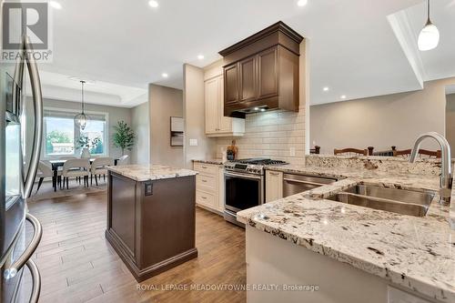 7 Gavin Drive, Hamilton, ON - Indoor Photo Showing Kitchen With Double Sink With Upgraded Kitchen