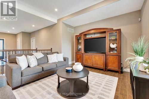 7 Gavin Drive, Hamilton, ON - Indoor Photo Showing Living Room