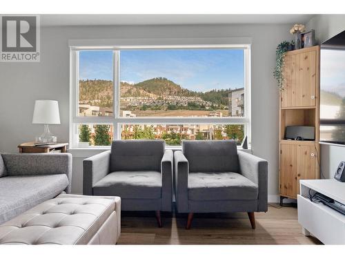 722 Valley Road Unit# 217, Kelowna, BC - Indoor Photo Showing Living Room