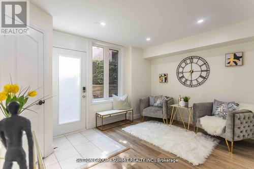 421 - 12 Douro Street, Toronto, ON - Indoor Photo Showing Living Room