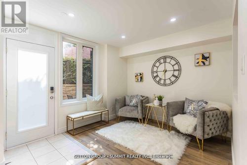 421 - 12 Douro Street, Toronto, ON - Indoor Photo Showing Living Room