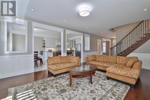 84 Wyndham Circle, Georgina, ON - Indoor Photo Showing Living Room