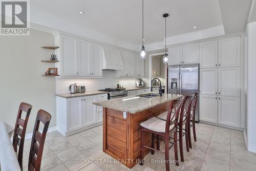 84 Wyndham Circle, Georgina, ON - Indoor Photo Showing Kitchen With Double Sink With Upgraded Kitchen