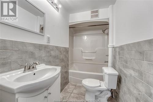 929 Bridge Avenue, Windsor, ON - Indoor Photo Showing Bathroom