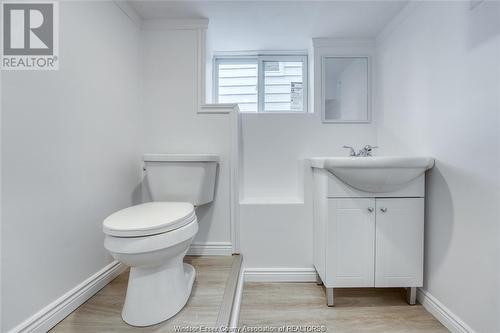 929 Bridge Avenue, Windsor, ON - Indoor Photo Showing Bathroom