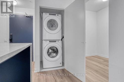 421 - 395 Dundas Street W, Oakville, ON - Indoor Photo Showing Laundry Room