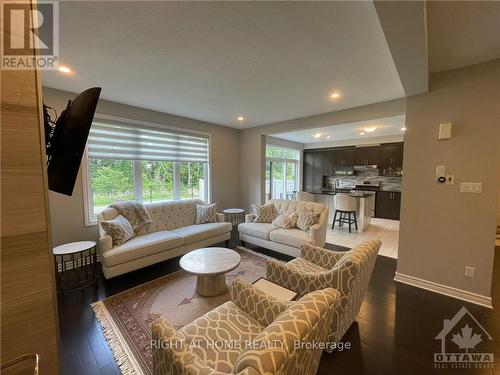 232 Saddleback Crescent, Ottawa, ON - Indoor Photo Showing Living Room