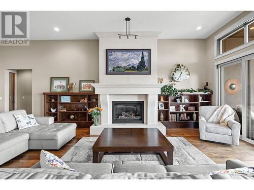 900 Lamont Lane, Kelowna, BC - Indoor Photo Showing Living Room With Fireplace