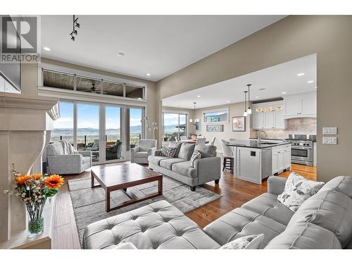 900 Lamont Lane, Kelowna, BC - Indoor Photo Showing Living Room