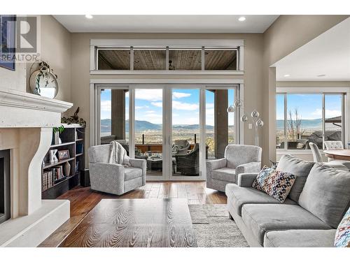 900 Lamont Lane, Kelowna, BC - Indoor Photo Showing Living Room With Fireplace