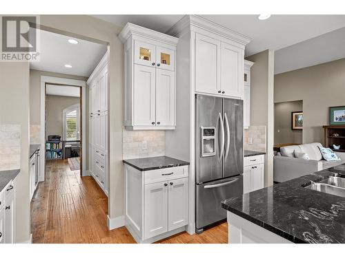 900 Lamont Lane, Kelowna, BC - Indoor Photo Showing Kitchen With Double Sink With Upgraded Kitchen